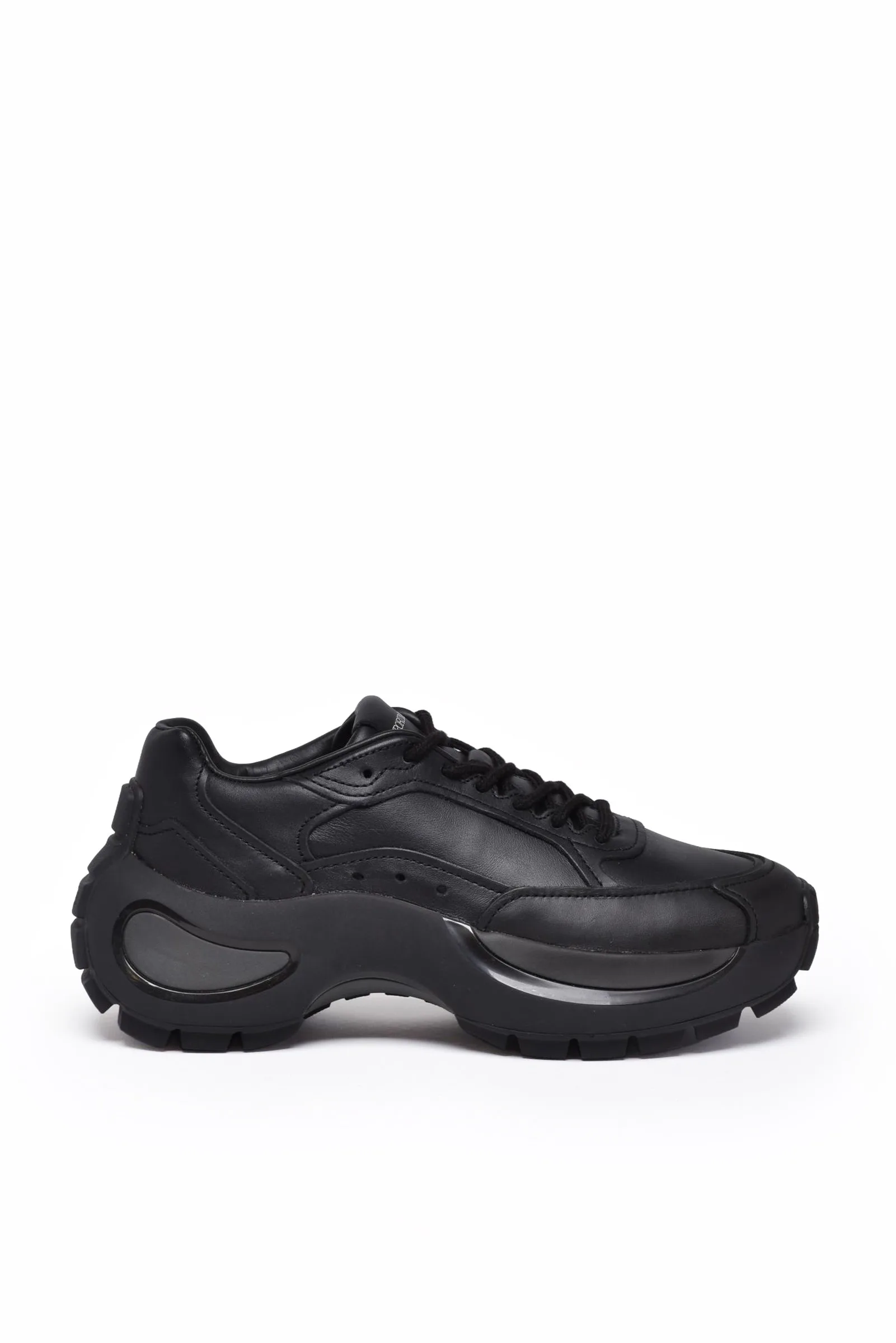 Schwarze Turnschuhe